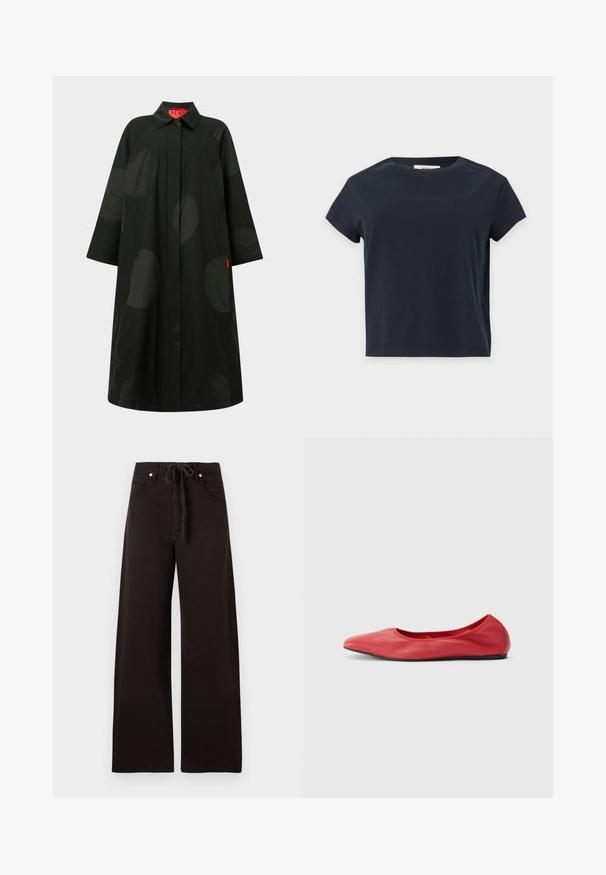Long manteau noir avec de grands pois sombres subtils, manches larges, fermeture avant dissimulée et col, avec une étiquette intérieure rouge.; T-shirt noir uni à manches courtes et col rond avec un ourlet droit sur un fond gris clair.; Pantalon noir à jambes larges avec poches avant, passants de ceinture et cordon en tissu à la taille, présenté sur un fond uni.; Filippa K REY FLATS - Ballerines - bright red