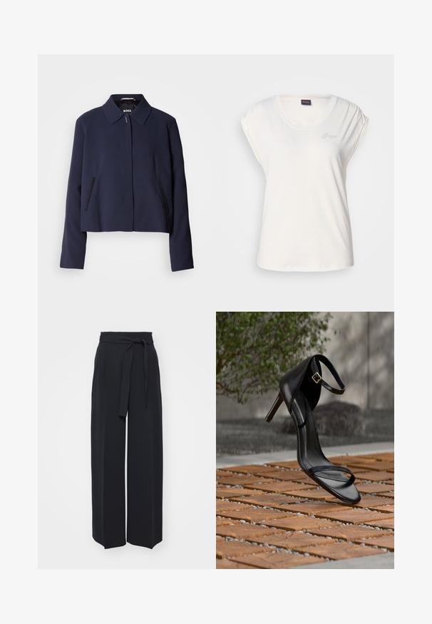 Marineblaues cropped Jacket mit spitzem Kragen, vorderem Knopfverschluss, seitlichen Taschen und glatter Stoffoberfläche. Logo innen sichtbar.; Weißes T-Shirt mit kurzen Ärmeln und Rundhalsausschnitt, mit gerafftem Schulterdetail. Subtiler Logo aus Strasssteinen auf der linken Seite. Weicher Stoff.; Schwarze weite Hosen aus weichem Stoff. Mit einem Gürteltäfelchen und vorderen Falten. Glatte Textur mit einem klaren, modernen Design.; Schwarze Sandalette mit hohem Absatz und Knöchelriemen schwebt über einem Holzboden im Freien vor verschwommenem Grün und Steinhintergrund.