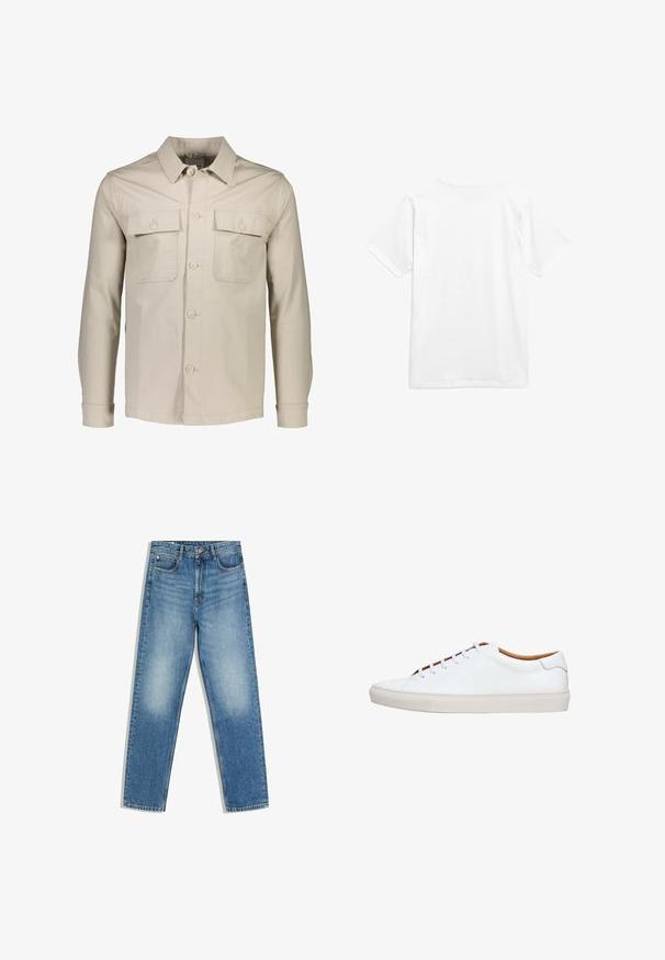 Beige overhemdjack van lichtgewicht stof. Voorzien van twee borstzakken, een puntige kraag en lange mouwen met knoopmanchetten.; Witte katoenen t-shirt met korte mouwen en een ronde hals. De stof lijkt glad zonder patronen of zichtbare hardware.; Blauwe spijkerbroek met een hoge taille, knoop en rits aan de voorkant, twee voorzakken en vervaagde plekken op de dijen en knieën.; Witte leren sneaker met een gerookte rubberen zool, ronde neus en contrasterende beige binnenkant. Voorzien van vijf veterogen en witte veters.