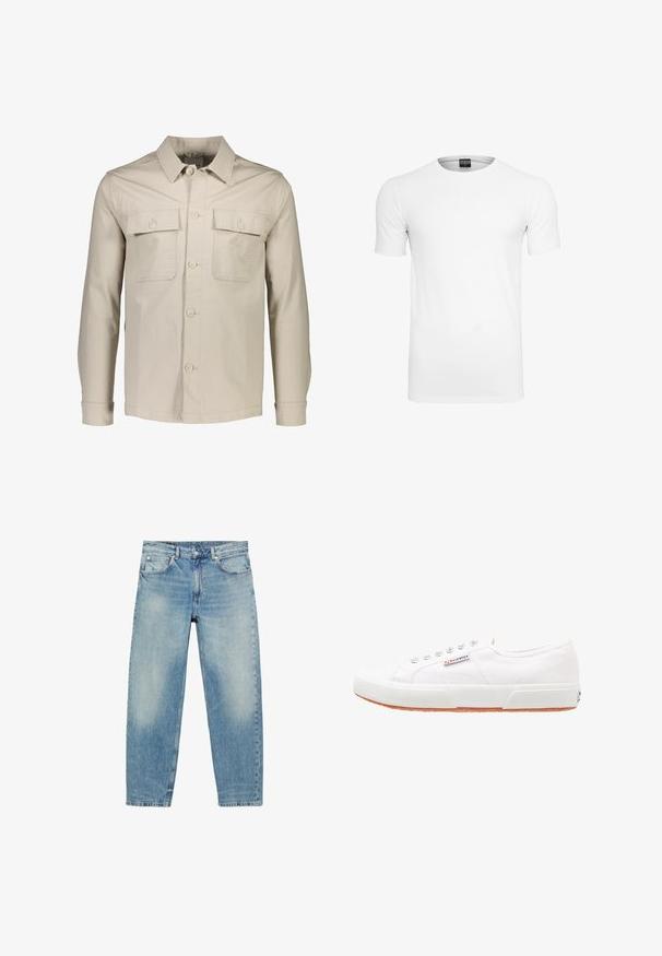 Beige overhemdjack van lichtgewicht stof. Voorzien van twee borstzakken, een puntige kraag en lange mouwen met knoopmanchetten.; Eenvoudig wit T-shirt met korte mouwen en ronde hals, met een zwart label aan de binnenkant van de kraag tegen een witte achtergrond.; Jeans met rechte pijpen van blauwe denim, met voorzakken en riemlussen, met lichte vervaagde details op dijen en knieën.; Witte canvas sneakers met een rubberen zool, vetersluiting en een klein logolabel aan de zijkant. Gewreven wit bovenwerk en een bruine zool.