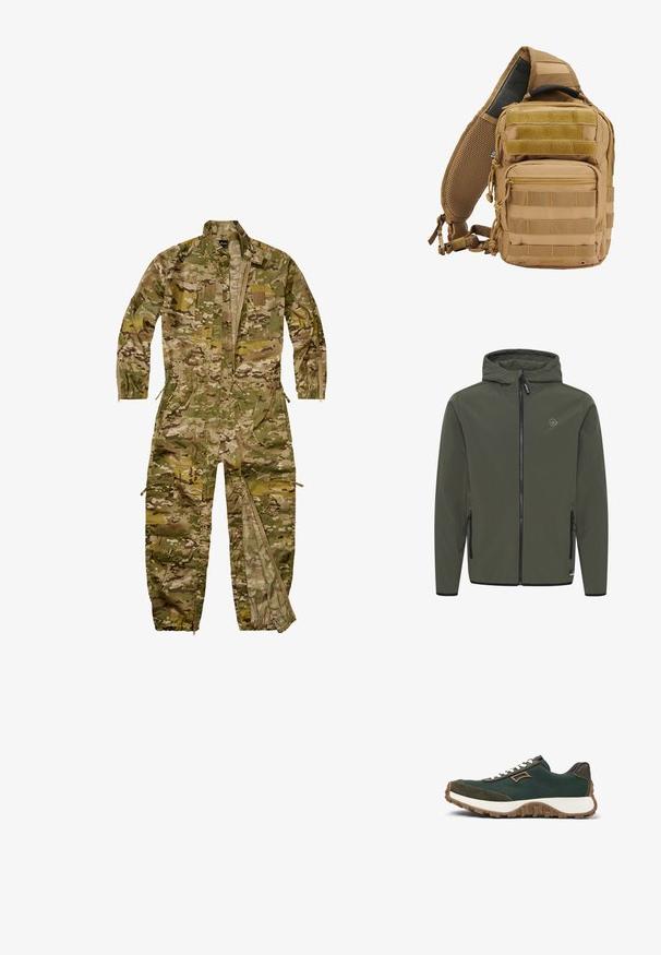 Hooded jacket in olijfgroen, gemaakt van gladde stof. Voorzien van een voorkeursrits, twee zijzakken en een klein logo op de borst.; Volledige militaire camouflage-aanpak met lange mouwen, ritssluiting aan de voorkant, meerdere zakken en elastische manchetten bij benen en polsen.; Donkergroene sportschoen met een bovenkant van stof en suède, witte veters, bruine accenten en een gestructureerde rubberen zool. Zijaanzicht.; Tan tactische rugtas met meerdere zakken, webbingriemen, een gepolsterde mesh rug, ritsen en versterkte stiksels voor duurzaamheid.