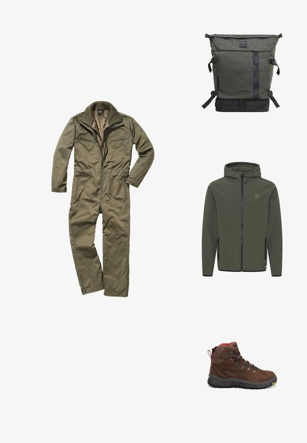 Hooded jacket in olijfgroen, gemaakt van gladde stof. Voorzien van een voorkeursrits, twee zijzakken en een klein logo op de borst.; Olijfgroene jumpsuit gemaakt van duurzaam weefsel, met een ritssluiting aan de voorkant, geribde kraag en meerdere met rits afsluitbare zakken op de borst en zijkanten.; Bruine mid-cut wandelschoen met rode accenten, metalen oogjes, een gevoerde kraag, zwarte robuuste zool en Vibram-logo aan de voorrand.; Groene stoffen rugzak met een rol-top ontwerp, een ritssluiting aan de voorkant, verstelbare schouderbanden en een zwarte onderzijde. Heeft een gestructureerd oppervlak.