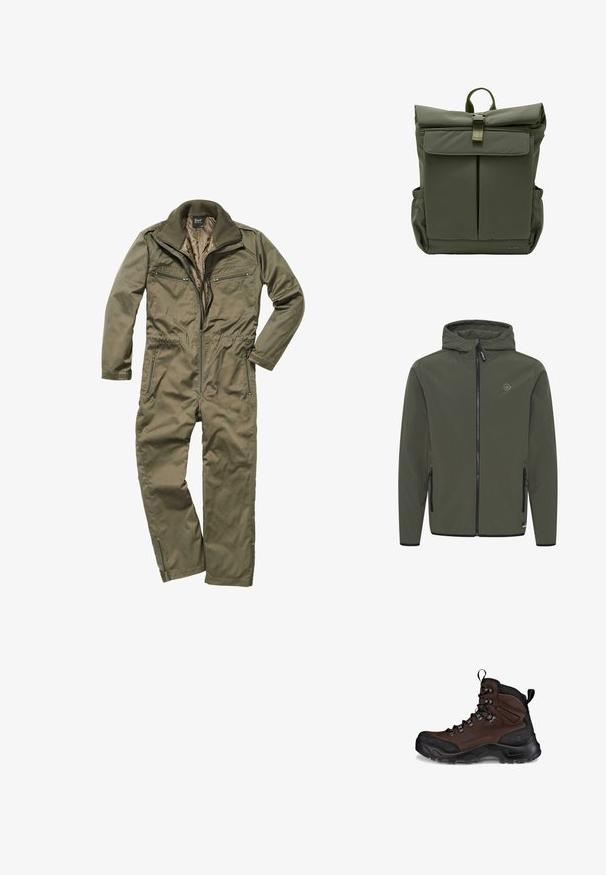 Hooded jacket in olijfgroen, gemaakt van gladde stof. Voorzien van een voorkeursrits, twee zijzakken en een klein logo op de borst.; Olijfgroene jumpsuit gemaakt van duurzaam weefsel, met een ritssluiting aan de voorkant, geribde kraag en meerdere met rits afsluitbare zakken op de borst en zijkanten.; Bruine wandelschoen met een textuurleder bovenwerk, zwart rubberen neuskap, versterkte ogen en een robuuste buitenzool voor grip.; Olivengroene rolltoprugzak met voorvak met klep, metalen gespsluiting, zijvakken en gevlochten bovenhandvat.