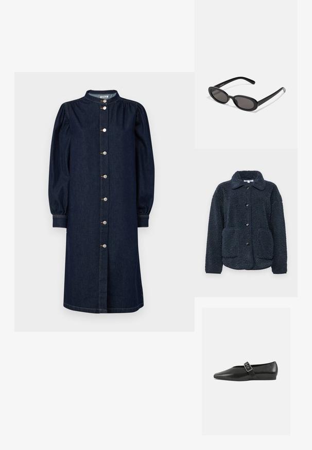 Marineblå fleecejakke med tekstureret stof, knaplukning, spidse krave og to forlommer. Designet til varme og komfort.; Mørkeblå denimkjole med kinesisk krave, lange puffærmer og knaplukning foran med sølvhardware og diskrete syninger.; Sorte læder flade sko med spidse tæer, prydet med en metallisk spænde over vristen og en lav, fleksibel sål.; Even&Odd by Zalando Solbriller - black