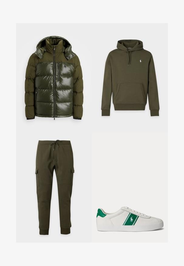 Groene pufferjack met een glanzende afwerking. Heeft een hoge kraag, afneembare capuchon, ritssluiting en twee zijzakken. Gemaakt van polyester.; Donkergroene hoodie met voorzak en klein wit Polo Ralph Lauren-logo op de linkerborst.; Donkergroene cargojoggingbroek met trekkoord in de taille, zijzakken met klep, geribde enkelboorden en kniezaaddetails op een effen achtergrond.; Witte lage sneaker met groene streep en Polo-logo aan de zijkant, groene hieltab en witte veters, vanaf de linkerkant getoond op een effen achtergrond.
