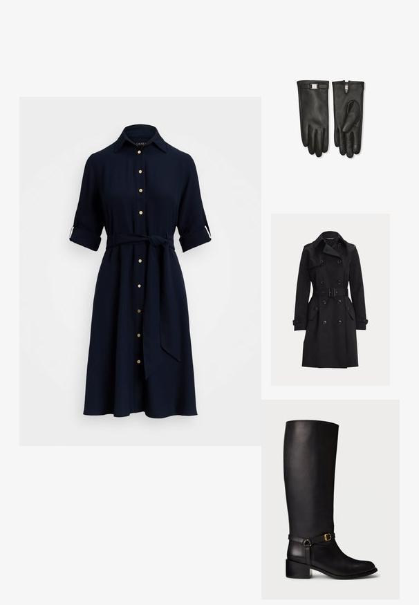 Schwarzer doppelreihiger Trenchcoat mit Gürtel, Schulterklappen, mit Knöpfen verschlossenen Taschen mit Klappen und Manschettenriemen, dargestellt auf einem schlichten Hintergrund.; Marineblaues Kleid mit Kragen, durchgehender Knopfleiste und aufgerollten Ärmeln. Inklusive passendem Gürtel und mit goldfarbenen Knöpfen.; Schwarze Lederkniehohe Stiefel mit niedrigem Blockabsatz und dekorativem Riemen, der ein kleines goldenes Schnallenmittel am Knöchel aufweist.; Paar schwarze Lederhandschuhe mit einer kleinen silbernen Schnalle am Handgelenk des linken Handschuhs, flach liegend gezeigt mit Handflächen nach oben und unten.