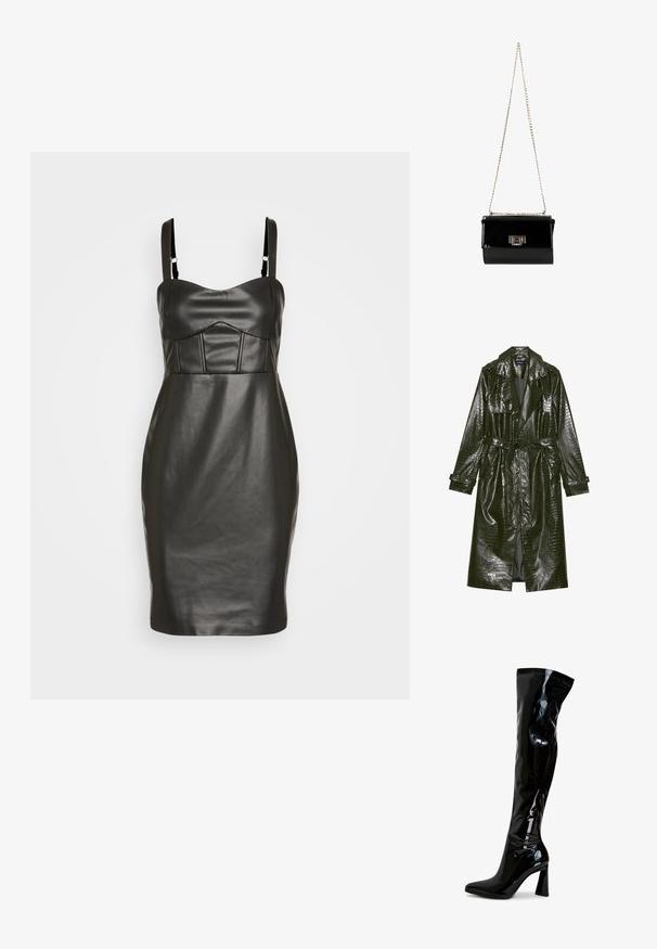 Langer grüner Kunstleder-Trenchcoat mit Krokodil-Prägung, taillierter Taille, breiten Revers und hochrollbaren Ärmeln. Stylisches Design mit glanzvollem Finish.; Schwarzes Kunstlederkleid mit taillierter Silhouette, dünnen Trägern und einem strukturierten, gepolsterten Oberteil mit vertikalen Nähten. Glatte Textur.; Schwarze Overknee-Stiefel aus lackiertem Leder mit spitz zulaufender Zehenpartie, quadratischem Blockabsatz und glatter, glänzender Oberfläche. Ohne sichtbare Beschläge.; Schwarz glänzende Handtasche aus Lackleder mit einem goldenen Kettenriemen, rechteckige Form, mit einem Verschluss mit Klappe und einem metallischen Logo-Akzent.