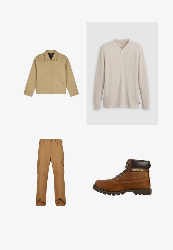 Lichte tan jas met kraag, ritssluiting aan de voorkant, twee zijzakken en een patch op de linkerarm. Glad, duurzaam materiaal met een gestructureerd ontwerp.; Lange mouwen henley-shirt in lichtbeige ribbelstof, met een V-hals, een drieknoopsluiting en manchetten. Rode logo-label aan de onderkant.; Bruine cargobroek gemaakt van duurzaam materiaal, met meerdere zakken, een relaxte pasvorm en versterkte stikseldetails.; Bruine leren werkschoen met een hoge enkel, stevige zool, metalen oogjes en een donkerbruine gewatteerde kraag. Voorzien van "Caterpillar" branding.