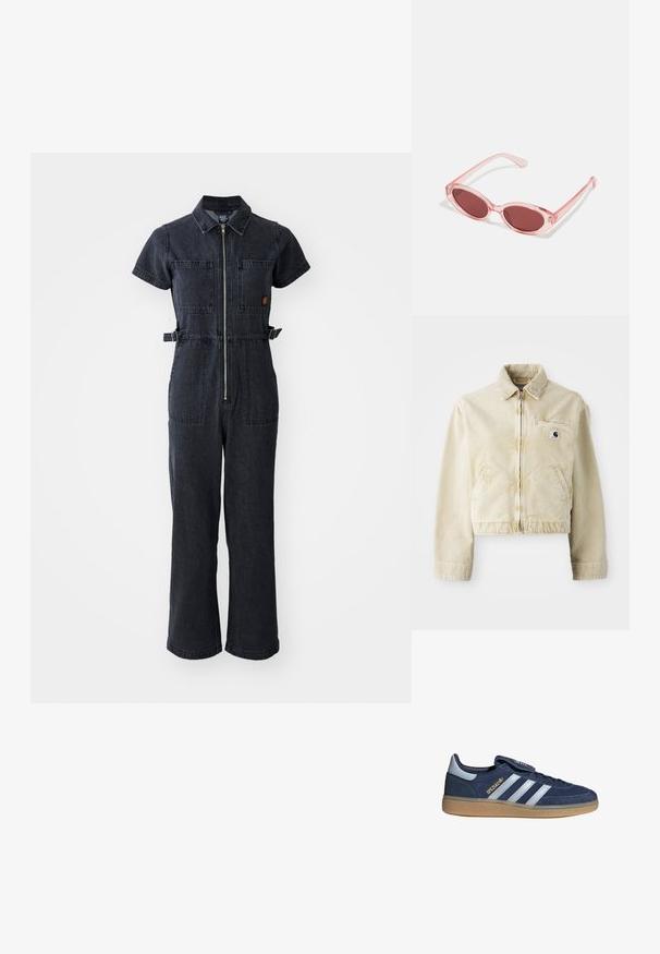 Beige cropped jack gemaakt van zachte stof, met een rits aan de voorkant, een kraag, twee zijzakken en een klein logo label op de borst.; Donkerdenim jumpsuit met een kraag, korte mouwen, een rits aan de voorkant, twee borstzakken en zijstrikaccenten in de taille.; Navyblauwe Adidas Spezial sneaker met witte strepen, rubberen zool en een bovenwerk van suède en leer, zijaanzicht.; Roze transparante zonnebril met ovale lenzen, donkerrode tint en slanke pootjes, met een gladde afwerking en subtiele details op het frame.