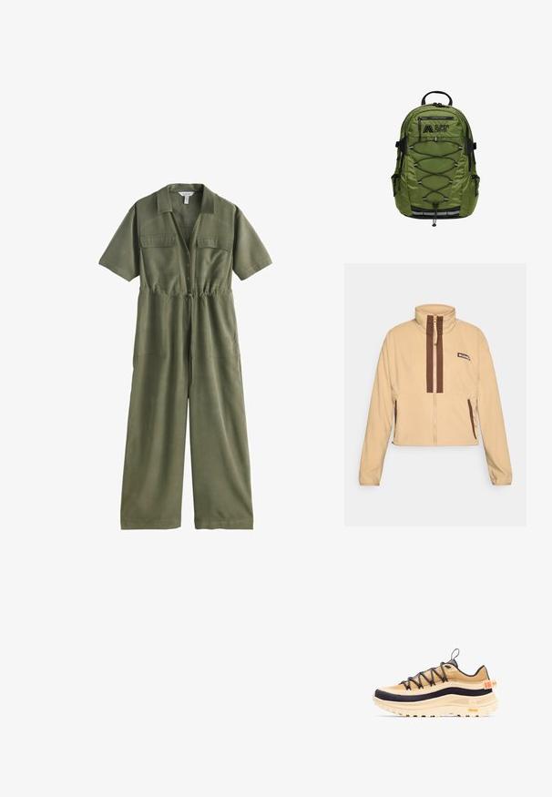 Beige fleece jakke med høj krave, der har brune lodrette striber og lynlås, pyntet med sidelommer og et logo-patch.; Olivengrøn kortærmet jumpsuit med krave, knapper foran, snøre i taljen, to brystlommer med klap og bukser med vide ben.; Brun og sort lavt snøresko til vandring med tyk beige sål, sorte og hvide snørebånd, Gore-Tex mærkat og bageste trækstrop med orange detalje.; Olivengrøn rygsæk med en struktureret overflade, der har sorte accenter, justerbar bungee-snore, flere lynlåse og sidelommer.