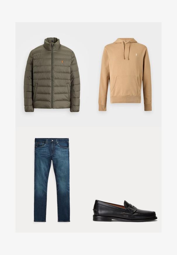 Olijfgroene pufferjack, met ritssluiting aan de voorkant, hoge kraag, horizontaal gequilt patroon, linker zijzak, klein oranje logo op de borst.; Beige capuchontrui met voorkantzak, capuchon met trekkoord, lange mouwen en een klein wit geborduurd logo op de borst.; Donkerblauwe slim-fit jeans met vooraan een knoop en ritssluiting, vijf zakken en subtiel vervagen op de voorkant van de dijen en knieën.; Zwarte leren loafer met lage hak en penny-strap detail, van opzij getoond op een lichtgrijze achtergrond.