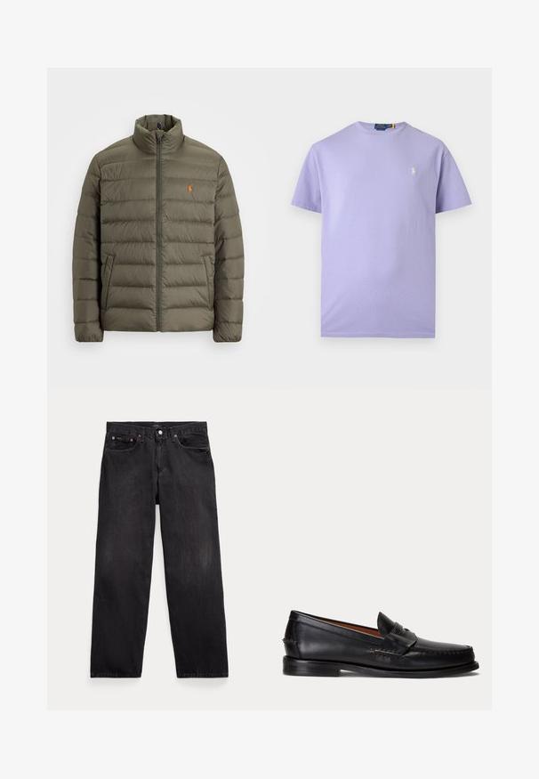 Olivgrüne Pufferjacke, Reißverschluss vorne, hoher Kragen, horizontales Steppmuster, Taschen auf der linken Seite, kleines oranges Logo auf der Brust.; Hellviolettes T-Shirt mit kurzen Ärmeln und Rundhalsausschnitt mit kleinem weiß besticktem Polo Ralph Lauren Logo auf der linken Brust.; Schwarze Jeans mit geradem Bein, fünf Taschen, Knopfverschluss und sichtbaren Metallnieten an den vorderen Taschen.; Schwarzer Lederloafer mit niedrigem Absatz und Pennyriemendetail, von der Seite auf hellgrauem Hintergrund gezeigt.