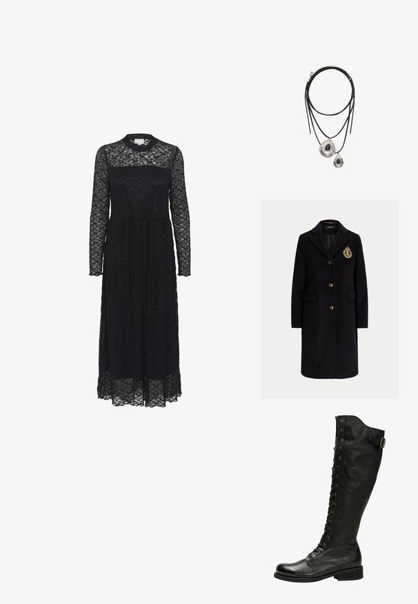 Schwarzer langer Wollmantel mit goldenen Knöpfen und einem gold bestickten Wappen auf der linken Brustseite, mit einem Reverskragen und Pattentaschen.; Maxikleid aus schwarzer Spitze mit langen Ärmeln, hohem Ausschnitt und einem taillierten Oberteil, das in einen Rock übergeht. Durchgehend mit einem kunstvollen Blumenmuster.; Schwarze Leder-Knöchelstiefel mit Schnürung vorne, silbernen Ösen und seitlichem Schnallenverschluss. Verfügt über eine strukturierte Oberfläche und einen gestapelten Absatz.; Doppellagige schwarze Kordelkette mit zwei silbernen tropfenförmigen Anhängern, jeder mit einem schwarzen Stein in der Mitte und dekorativen Rändern.