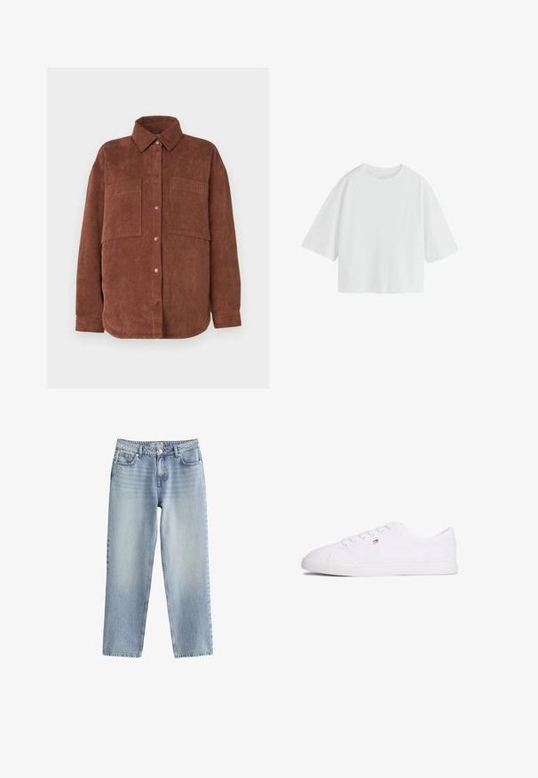 Brauner Corduroy-Hemdjacke mit zwei Fronttaschen, Knopfverschluss und Kragen. Mit vertikaler Ripptextur und lockerer Passform.; Schlichtes weißes oversized T-Shirt mit kurzen Ärmeln, rundem Ausschnitt und lockerem Schnitt.; Hellblaue Denim-Jeans mit geradem Bein, hoher Taille und dezenten Verblassungen. Verfügt über einen Knopfverschluss und die typisch fünf Taschen.; Weißer Sneaker mit niedrigem Schaft, Schnürverschluss und kleinem rot-weiß-blauem Logo an der Seite, flache Gummisohle.