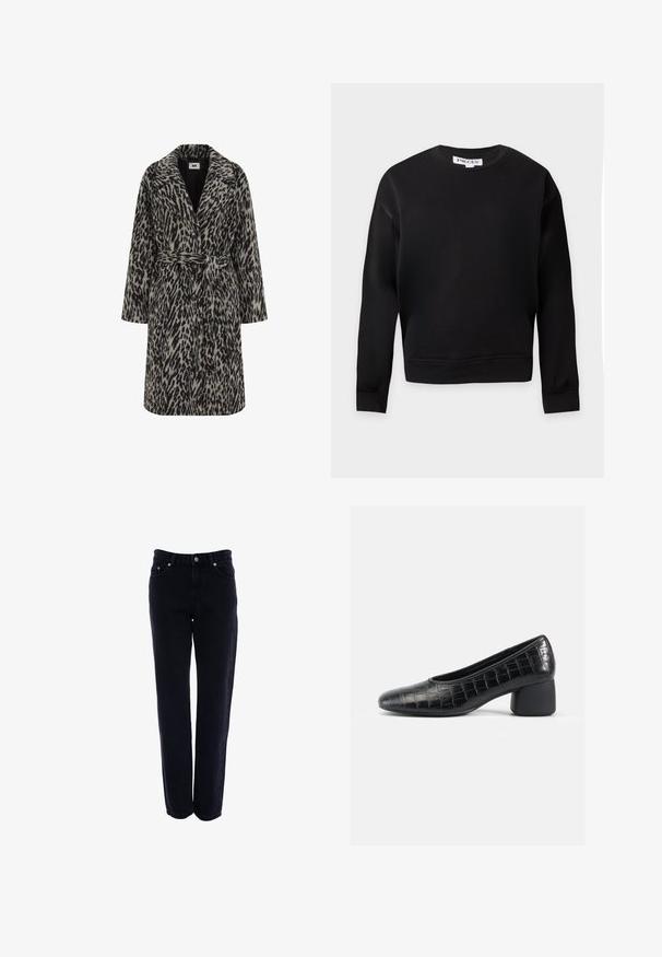 Luipaardprintjas in gedempt beige en zwart. Kenmerkt zich door een ingezette kraag, lange mouwen, een riem op de taille en een knopenfrontsluiting.; Zwarte lange mouwen sweater met ronde hals, met geribbelde manchetten en zoom, afgebeeld tegen een effen lichte achtergrond.; Zwarte denim jeans met een recht model, vijf zakken en een knoopsluiting. Het materiaal is stevig met een gladde textuur.; Zwarte krokodillen-embossed leren pump met een ronde neus, lage blokhak en een gladde textuur. Eenvoudig ontwerp en minimalistische silhouet.