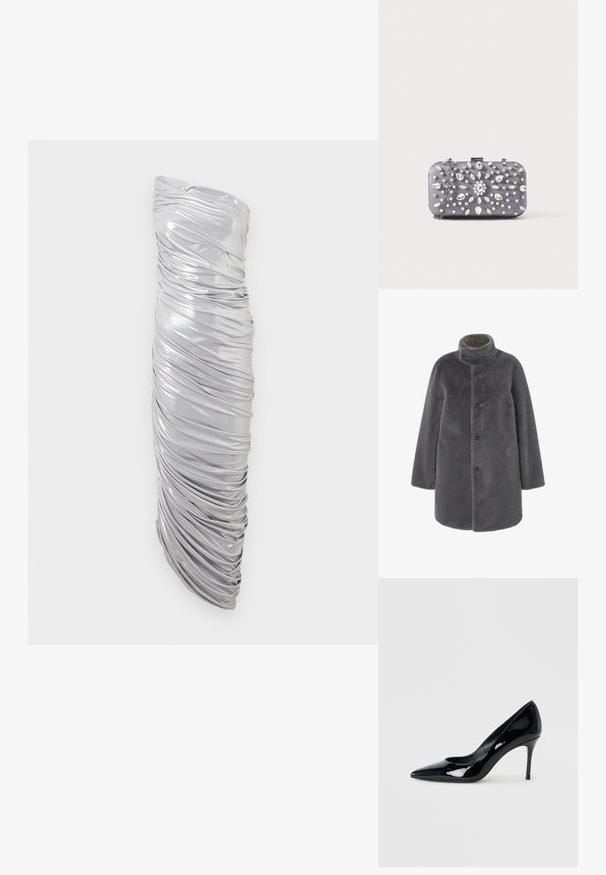 Grijze nepbont jas met hoge kraag, knoopsluiting en lange mouwen. Kenmerkt zich door een zachte textuur en een ontspannen silhouet.; Strapless zilverkleurige metallic jurk met geplooide, gerimpelde stof en een nauwsluitend, asymmetrisch silhouet.; Zwarte lakschoenen met een puntige neus en een slanke stilettohak. Soepele textuur met een glanzende afwerking en een minimalistisch ontwerp.; Kleine rechthoekige donkergrijze clutch versierd met heldere strass-steentjes in een uitstralend patroon en een zilveren kettingband.