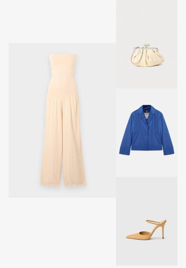 Blå polstret jakke med krave, frontlukning med knapper og to sidelommer. Har en glat tekstur og et kort design.; Beige, stropløs buksedragt med tætsiddende overdel og vidde bukseben, der er samlet ved taljen, vist mod en lys grå baggrund.; Beige spidse stilettohæle med en tynd ankelrem på en hvid baggrund.; Plisseret beige læderclutch med en sølvmetalramme, der har to runde dekorative låse og en sølvkædetrasporte.