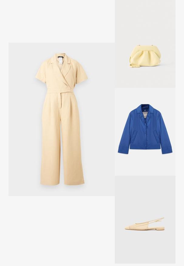 Blå polstret jakke med krave, frontlukning med knapper og to sidelommer. Har en glat tekstur og et kort design.; Beige kortærmet jumpsuit med vide ben, omslagsstil V-hals og taljeret pasform, lavet af letvægtsstof.; Slingback fladsko i lys beige med en mesh-overdel, spids tå og en lav hæl. Har en justerbar strop for bedre pasform.; Blød gul læderclutch med samlet design og aftagelig rem, sat mod en ensartet lys baggrund.