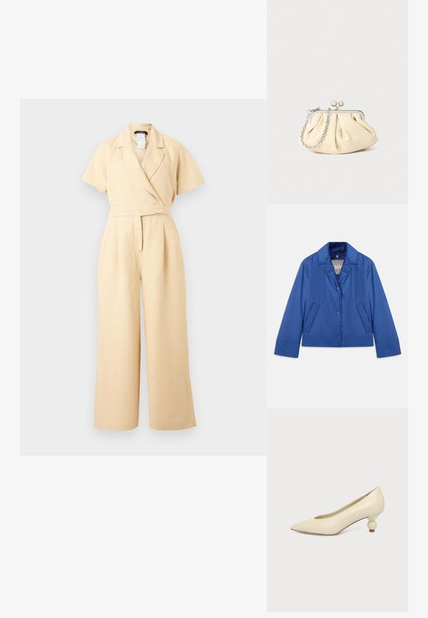 Blauwe gewatteerde jas met een kraag, sluiting met knopen aan de voorkant en twee zijzakken. Heeft een gladde textuur en een cropped ontwerp.; Beige korte mouw jumpsuit met wijde pijpen, overslag V-halskraag en getailleerde taille, gemaakt van lichtgewicht stof.; Dames schoen in roomkleur met een puntige neus en een lage, ronde balvormige hak op een effen achtergrond.; Geplooide beige leren clutch met een zilveren metalen frame, voorzien van twee ronde decoratieve sluitingen en een zilveren kettingriem.