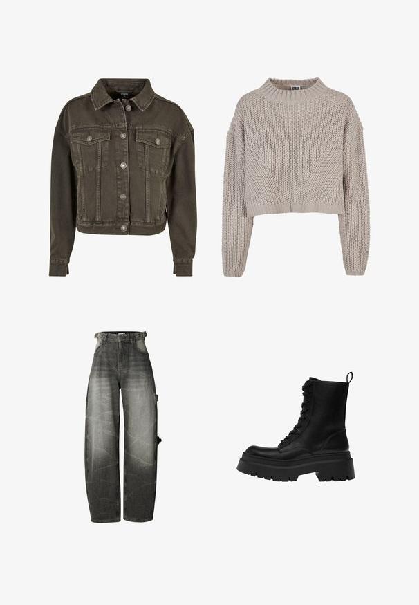 Forkortet denimjakke i mørkegrå med to brystlommer, sølvfarvede knapdetaljer og klassisk krave. Blødt, tekstureret stof.; Beige chunky strikket cropped sweater med lange ærmer og ribbet rund halsudskæring samt manchetter.; Sorte jeans med vide ben, høj talje, forlommer og bæltestropper, med en lomme detalje på højre ben.; Sort højt snørestøvle med tyk mønstret platformsål og trækkrog bagpå, vist fra siden på en hvid baggrund.