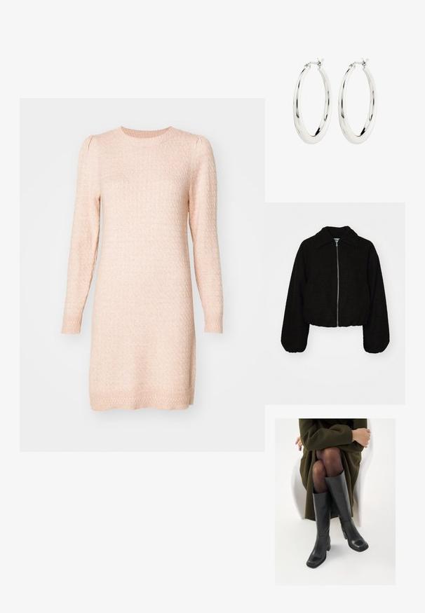 Sort cropped jakke i et blødt, tekstureret stof. Har en krave og lange, let puffede ærmer med en lynlås fortil.; Langærmet, rundhalset sweaterkjole i blød lyserød. Struktureret strik med subtile hævede mønstre, tætsiddende manchetter og lige silhuet.; Knæhøje sorte læder støvler med firkantet tå og blokhæl, vist med en model siddende i en olivengrøn frakke. Glat tekstur, minimal detaljer.; Sølvøreringe i form af hoops med en glat, blank finish. Cirkulær form, der har en sikker lås. Simpelt og elegant design.