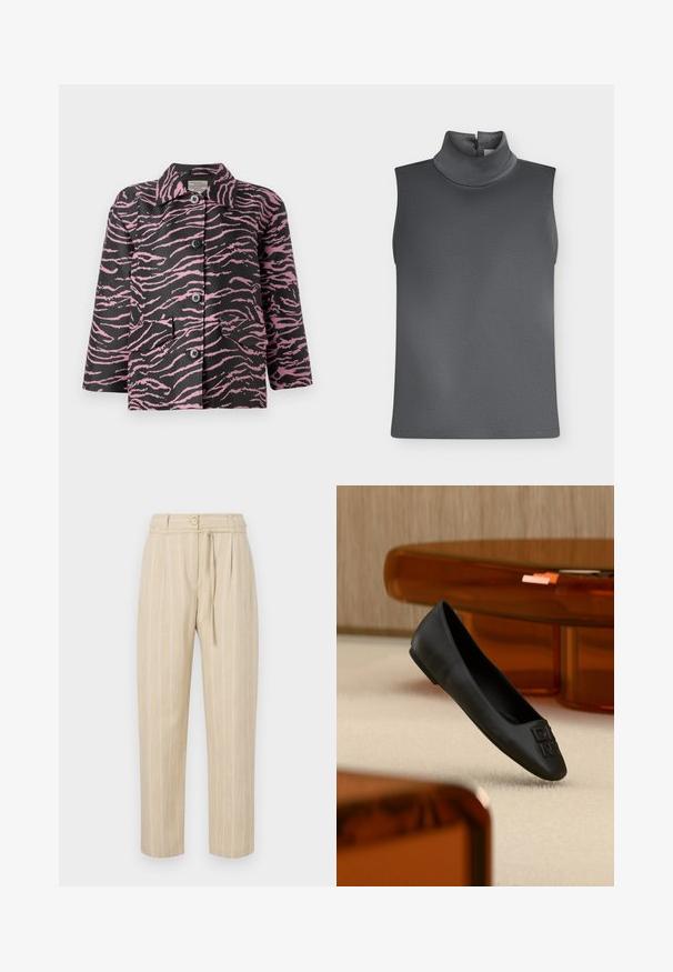 Schwarze Jacke mit rosa Zebra-Strukturen, Knopfverschluß, spitzen Kragen und zwei Fronttaschen. Aus Textilstoff gefertigt.; Dunkelgraues ärmelloses Rollkragentop mit hohem Kragen und Knopfverschluss hinten am Nacken auf weißem Hintergrund.; Beige gestreifte Hose mit lockerer Passform, mit geschnürtem Bund, Knopfverschluss und Bindegürtel, aus leichtem Stoff gefertigt.; Schwarzer flacher Lederschuh mit geprägten Buchstaben auf der Spitze, vor einem beigen Teppich und braunen transparenten Möbeln im Hintergrund.