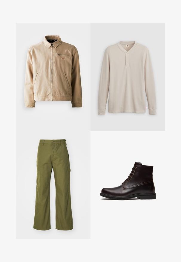 Beige Canvas-Jacke mit Reißverschluss, Stehkragen und zwei Seitentaschen. Mit einem kleinen Logopatch auf der Brust.; Langärmliges Henley-Shirt aus leicht beigem Rippstoff mit V-Ausschnitt, Knopfleiste mit drei Knöpfen und angeschnittenen Ärmeln. Roter Logo-Tag am Saum.; Olivgrüne, weite Hosen aus strapazierfähigem Material, mit Knopfverschluss, seitlichen Taschen und einem geraden Saumdesign.; Dunkelbrauner Leder-Schnürstiefel mit Gummisohle und dezentem geprägtem Logo nahe der Ferse, von der Außenseite gezeigt.
