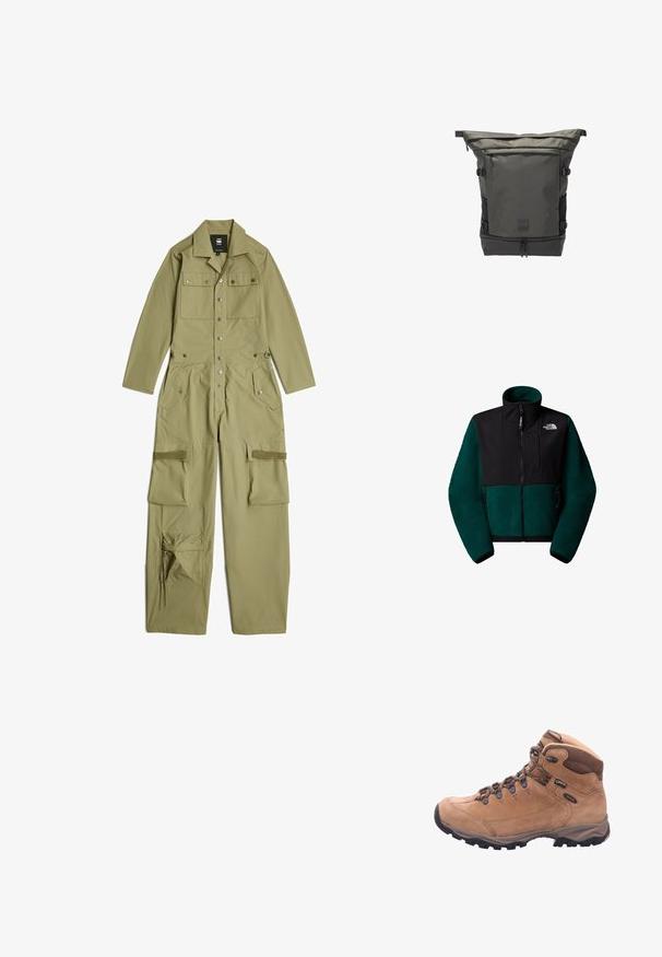 Fleecejack met een donkergroene en zwarte kleurstelling, hoge kraag, voorrits en zijrits zakken. Beschikt over een textuurstof en logo-detail.; Olijfgroene jumpsuit met lange mouwen, kraag, knoopsluiting aan de voorkant, borstzakken, grote cargozakken op de benen en een detail van een zak met trekkoord.; Tan wandelschoen gemaakt van suede en synthetisch materiaal, met een hoge enkel, vetersluiting aan de voorkant en een rubberen zool met diepe groeven voor grip.; Donkergrijze rugzak met oprolbare bovenkant, voorvak met ritssluiting, zijkompressieriemen en ondervak met ritssluiting, weergegeven tegen een witte achtergrond.