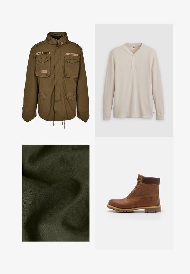Olijfgroene M65-jack met een staande kraag, twee borstzakken, een verstelbare taille met trekkoord en geborduurde patches op de schouders.; Lange mouwen henley-shirt in lichtbeige ribbelstof, met een V-hals, een drieknoopsluiting en manchetten. Rode logo-label aan de onderkant.; Close-up van donker groen stof met zichtbare weefstructuur en zachte plooien die schaduwen en hooglichten creëren.; Bruine leren wandelschoen met een gladde afwerking, gevoerde enkel, metalen oogjes en een rubberen zool met een robuust profiel.