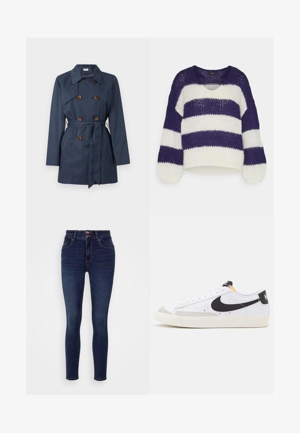 Gabardina azul marino de doble botonadura con botones marrones, cinturón para atar a la cintura y mangas largas.; Vero Moda Petite VMERIN STRIPE V NECK - Jersey de punto - astral aura/birch; ONLY Petite ONLROYAL - Vaqueros pitillo - dark blue denim; Zapatillas blancas con swoosh negro, detalles en ante gris y suela de goma color crema. Presentan cordones blancos y un talón negro con marca.