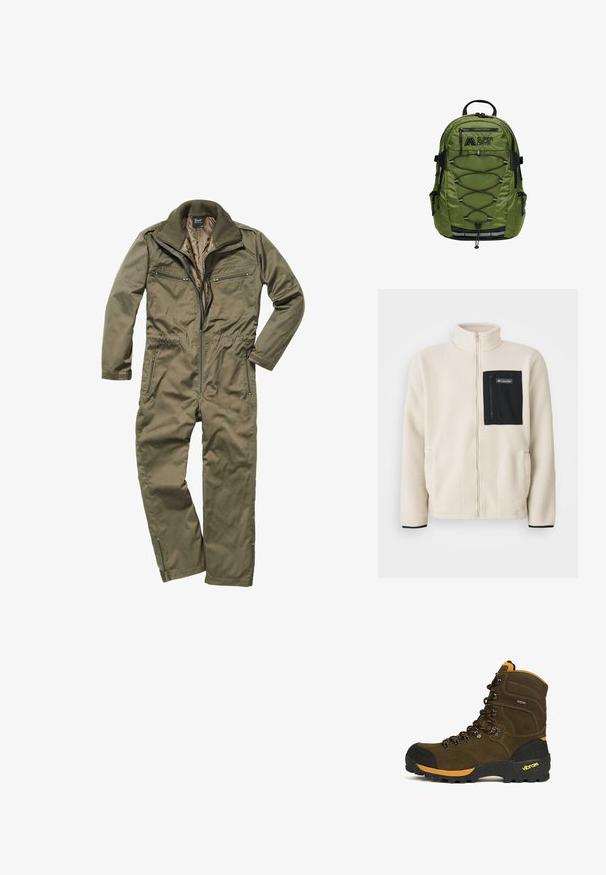 Fleecejack in off-white met een zwart ritszak op de borst en zwarte details. Heeft een hoge kraag en ronde voorzakken.; Olijfgroene jumpsuit gemaakt van duurzaam weefsel, met een ritssluiting aan de voorkant, geribde kraag en meerdere met rits afsluitbare zakken op de borst en zijkanten.; Bruine hoge wandelschoen met zwarte neuskap, oranje accenten, robuuste Vibram-zool en zwart-oranje veters.; Olijfgroene rugzak met een gestructureerde afwerking, voorzien van zwarte accenten, een verstelbaar bungeekoord, meerdere ritsen en zijzakken.