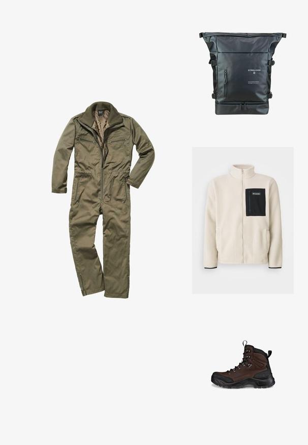 Fleecejack in off-white met een zwart ritszak op de borst en zwarte details. Heeft een hoge kraag en ronde voorzakken.; Olijfgroene jumpsuit gemaakt van duurzaam weefsel, met een ritssluiting aan de voorkant, geribde kraag en meerdere met rits afsluitbare zakken op de borst en zijkanten.; Bruine wandelschoen met een textuurleder bovenwerk, zwart rubberen neuskap, versterkte ogen en een robuuste buitenzool voor grip.; Zwarte roll-top rugzak van waterdicht materiaal. Heeft verstelbare schouderbanden, een voorzak met rits en geprinte merkinformatie.
