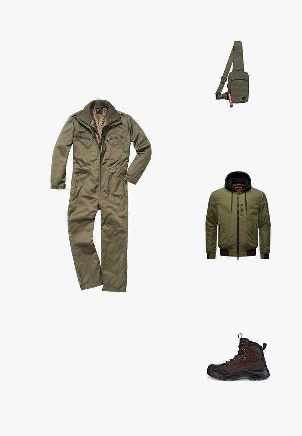 Olivgrüne Bomberjacke mit Reißverschluss vorne, schwarzem Hoodie, gerippten Bündchen und Saum sowie zwei seitlichen Taschen. Verfügt über ein Patch am linken Arm.; Olivgrüner Overall aus strapazierfähigem Material, mit Reißverschluss vorne, geripptem Kragen und mehreren mit Reißverschluss versehenen Taschen auf der Brust und an den Seiten.; Brauner Wanderstiefel mit einem strukturierten Leder-Obermaterial, schwarzem Gummi-Zehenkappen, verstärkten Ösen und einer robusten Außensohle für Halt.; Olivgrüne Umhängetasche aus strukturiertem Stoff, mit einer Reißverschlusstasche vorne und einem roten Markenetikett. Verstellbarer Träger für Komfort.