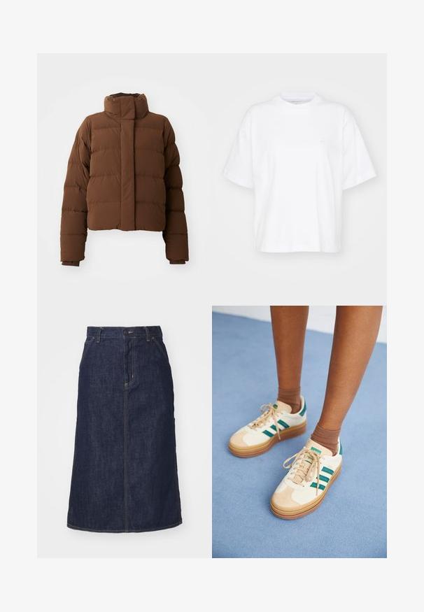 Braune, kurz geschnittene Pufferjacke mit hohem Kragen, gesteppten Abschnitten, Druckknopfverschlüssen und gerippten Bündchen für zusätzliche Wärme.; Weißes Baumwoll-T-Shirt mit Rundhalsausschnitt, kurzen Ärmeln und lockerer Passform. Verfügt über ein dezentes Logo auf der linken Brustseite. Glatte Textur.; Dunkelblaue Jeansrock mit hoher Taille, geradem Schnitt, aufgesetzten Taschen und genähten Nähten. Mit einem Reißverschluss und einem Knopfverschluss an der Taille.; Beige Sneakers mit dunkelgrünen Streifen, Gummisohle, Obermaterial aus Wildleder und Textil sowie neutralen Hardwareteilen, kombiniert mit braunen Socken auf einer hellblauen Oberfläche.