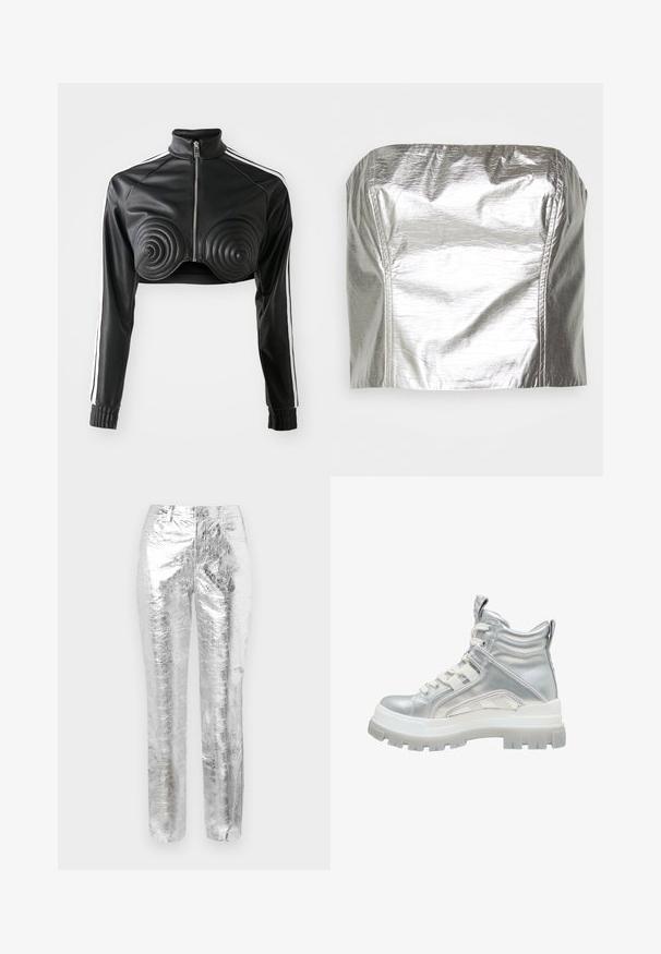 Schwarze, kürzere Jacke aus Kunstleder, mit spiralförmigen gepolsterten Akzenten auf der Brust, durchgehendem Reißverschluss und weißen Seitenstreifen an den Ärmeln.; Gina Tricot TUBE - Top - silver-coloured; Silberne, metallische Hose mit einer zerknitterten Textur. Gerades Bein Design, Fronttaschen und ein Reißverschluss. Glatte und reflektierende Oberfläche.; Silberne metallische High-Top-Stiefel mit dicker weißer Lauffläche, Schnürung auf der Vorderseite und gepolstertem Knöchelkragen auf einem weißen Hintergrund.