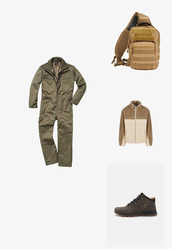 Fleecejack met een hoge kraag, met een beige en crèmekleurig kleurblokontwerp, ritssluiting en twee ritszakken aan de zijkant.; Olijfgroene jumpsuit gemaakt van duurzaam weefsel, met een ritssluiting aan de voorkant, geribde kraag en meerdere met rits afsluitbare zakken op de borst en zijkanten.; Bordeaux leren wandelschoen met zwarte accenten. Voorzien van ronde veters, gevoerde boord en een gestructureerde rubberen zool. Timberland-logo op de hiel.; Tan tactische rugtas met meerdere zakken, webbingriemen, een gepolsterde mesh rug, ritsen en versterkte stiksels voor duurzaamheid.