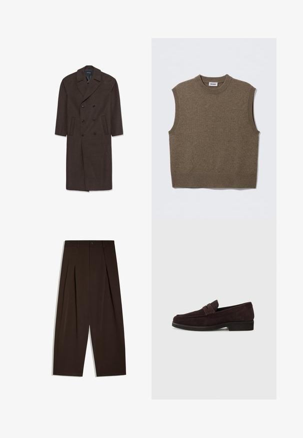 Doppelreihiger Wollmantel in Dunkelbraun mit einem Reverskragen, zwei vorderen Taschen und schwarzen Knöpfen. Glatte Textur und taillierte Form.; Brauner, ärmelloser Strickpullover mit rundem Ausschnitt, gerippten Kanten und weicher Textur; Etikett trägt die Aufschrift "WEEKDAY."; Hoch taillierte, dunkelbraune Weitbein-Hose mit vorderen Falten, Gürtelschlaufen, Knopfverschluss und sauberen Saumkanten.; Braune Wildleder-Slipper mit niedrigem Profil und runder Zehenform. Verfügt über einen dekorativen Riemen über dem Obermaterial, eine flache Gummisohle und keine sichtbaren Nähte.