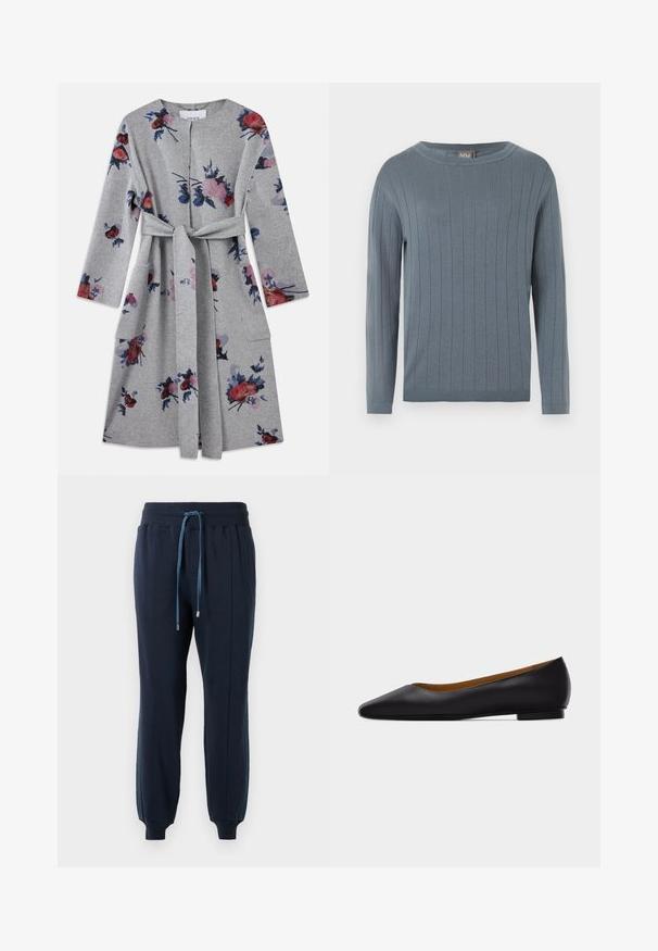 Manteau long à manches longues gris ceinturé avec des motifs floraux roses, rouges et bleus et des poches à rabat de chaque côté.; Pull à manches longues et col rond en bleu doux avec motif en côtes verticales, poignets ajustés et ourlet droit.; Pantalons de jogging bleu marine avec taille élastique, poches avant, cordon de serrage bleu, bandes latérales et poignets côtelés aux chevilles.; Chaussure plate en cuir noir à bout pointu avec talon bas et finition lisse, vue de côté sur un fond gris clair.