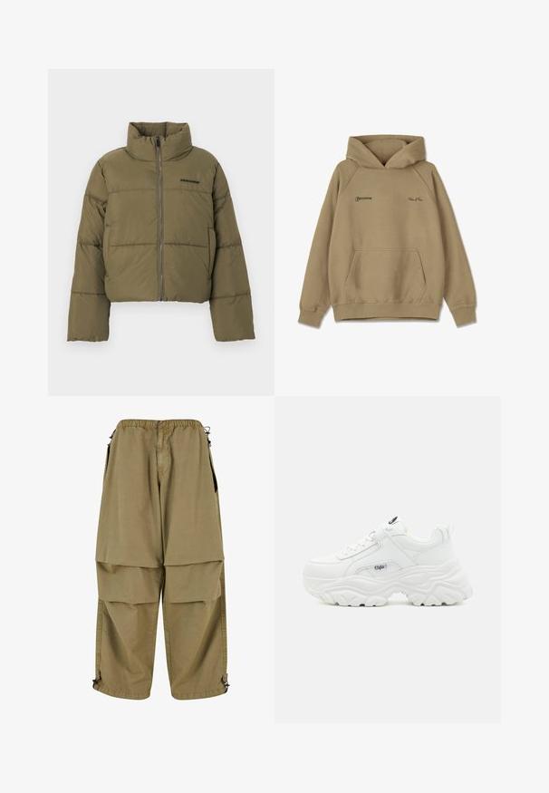 Olijfgroene gewatteerde jas met hoge kraag, ritssluiting aan de voorkant, zijzakken en "PEGADOR"-logo op de borst.; Beige hoodie van fleece materiaal, met een voorkantzak, geribde manchet en geborduurde logo's op de borst.; Tan cargobroeken met een elastische taille, grote voorzakken en verstelbare manchetten. Gemaakt van lichtgewicht stof met een zachte textuur.; Witte chunky sneakers met een soepel leren bovenwerk, ronde neus en een dikke, gestructureerde zool met een zichtbaar merklogo aan de zijkant.
