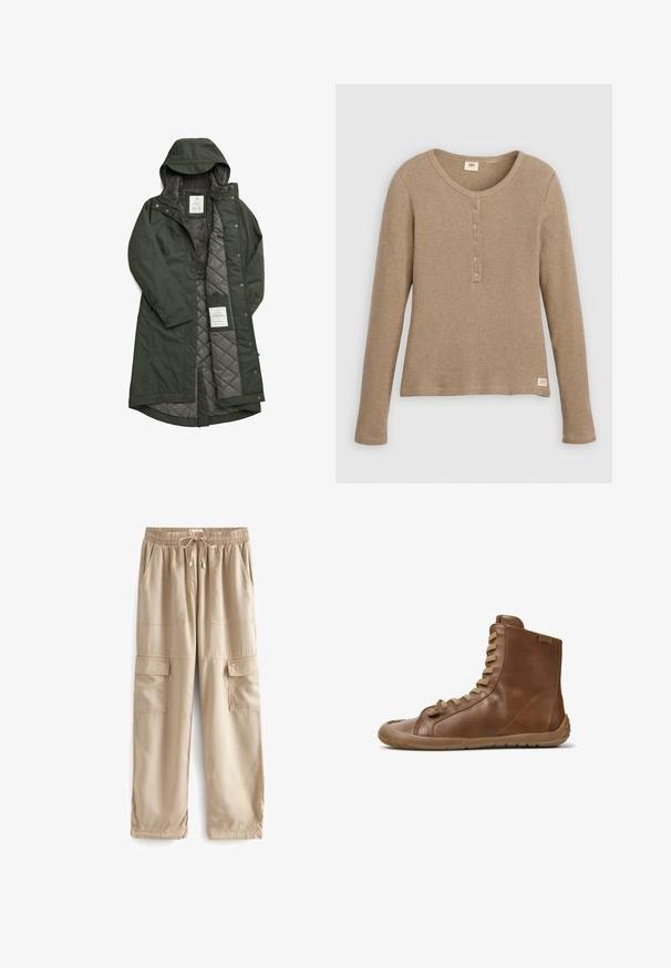 Longue manteau vert étanche avec capuche, doté d'une douce doublure en polaire grise et d'un intérieur matelassé, fermé par des boutons-pression.; Chemise henley beige à manches longues en maille gaufrée avec encolure ronde et patte de boutonnage à cinq boutons, présentée à plat sur fond blanc.; Pantalons cargo beiges en tissu léger, dotés d'une taille élastique, d'un cordon de serrage et de plusieurs grandes poches avant.; Baskets montantes en cuir marron avec lacets beige et semelle flexible en caoutchouc, vues de côté sur fond blanc.