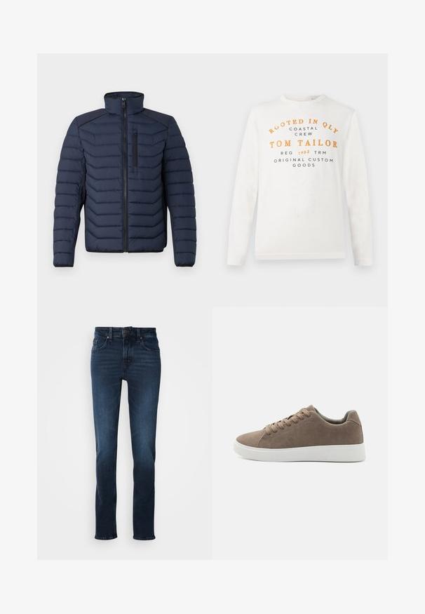 Marineblaue Steppjacke mit vertikalen Nähten, hohem Kragen, durchgehendem Reißverschluss und Brusttasche; mit kontrastierendem Stoff auf den Schultern.; Weißes Langarmshirt mit orangefarbener und schwarzer Schrift, auf der steht: "Rooted in QLY Coastal Crew Tom Tailor Reg 1962 TRM Original Custom Goods".; Dunkelblaue Jeans im Denim-Stil mit geradem Schnitt, fünf Taschen, Vorderknopfverschluss und subtilen Verblassungen an den Oberschenkeln.; Braune Wildledersneaker mit flachen weißen Gummisohlen, Schnürdesign, abgerundete Zehen und einer glatten Textur. Minimalistischer Stil mit dezenten Nähdetails.