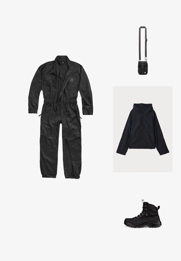 Sort letvægtsjakke med hætte, der har blå detaljer, snore og lynlås lukning. Fremstillet af vandafvisende materiale.; Brandit BRANDIT HERREN EINSATZKOMBI - Buksedragter - black; Sort vandrestøvle med et robust design, tekstil- og gummimaterialer, seks snørehuller og en struktureret sål til greb.; Sort stof crossbody tas med justerbar skulderrem, frontklap og lynlåslomme. Udstyret med mærkehardware og en kompakt rektangulær form.