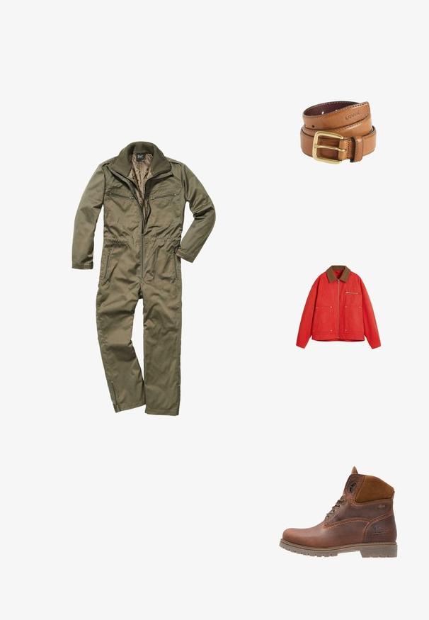 Chaqueta roja con un cuello de ante marrón, que presenta un cierre frontal, dos bolsillos grandes y un bolsillo en el pecho. Tejido suave y corte relajado.; Mono verde oliva hecho de un tejido duradero, con cierre frontal de cremallera, cuello acanalado y múltiples bolsillos con cremallera en el pecho y los lados.; Botín de cuero marrón con acentos de ante, puntera redonda, cierre de cordones en la parte frontal, suela resistente y detalle de logo grabado en el costado.; Cinturón enrollado de cuero marrón con hebilla de latón y logo de Levi's en relieve cerca del extremo sobre un fondo blanco.