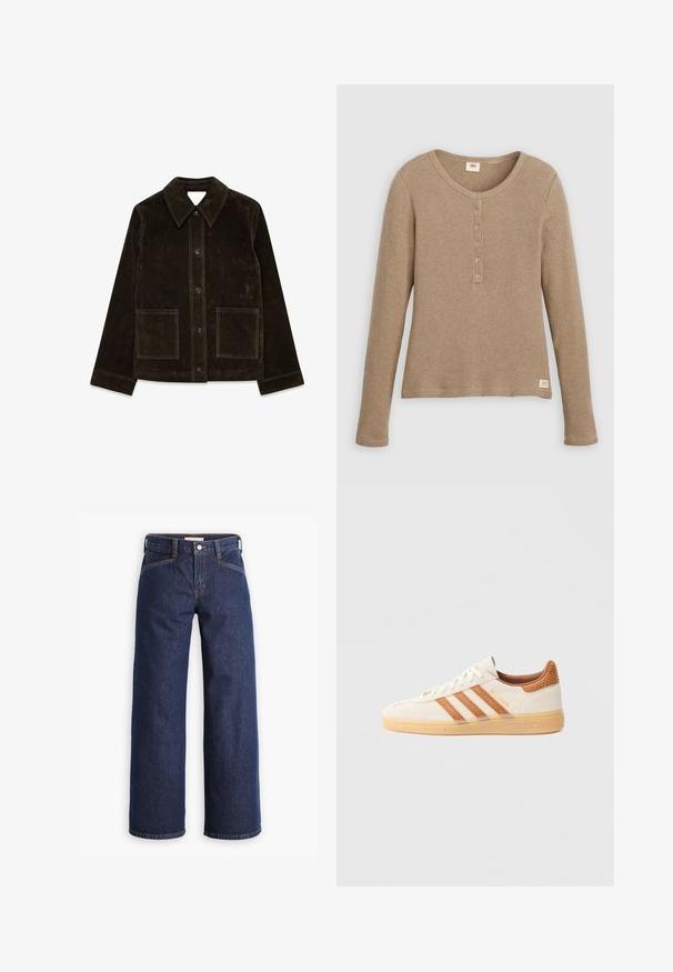 Brun ruskindsjakke med stor krave, frontlukning med knapper og to påsyede lommer. Har en tekstureret overflade og en skræddersyet pasform.; Beige henley-shirt i vaffelstrik med lange ærmer, rund halsudskæring og fem-knaps lukning, vist fladt mod hvid baggrund.; Mørkeblå denim jeans med høj talje, bred benklipp og diskret orange syninger. Har knap- og lynlåslukning foran.; Hvid ruskindsneaker med lysebrune mesh-detaljer og tre brune striber. Har en struktureret gummisål og "SPEZIAL" branding på siden.