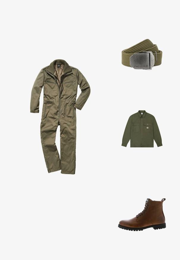 Lee WORKWEAR - Cowboyjakker - oak moss; Oliven grønt jumpsuit lavet af holdbart stof, med lynlås foran, ribbet krave og flere lynlåslommer på brystet og siderne.; Brune læder ankelstøvler med tekstureret overflade, metaløjer og sort gummisål. Har en træktab bagpå for nem påtagning.; Olivengrønt vævet stofbælte med en stor rektangulær børstet metal spænde indgraveret med "PME LEGEND."