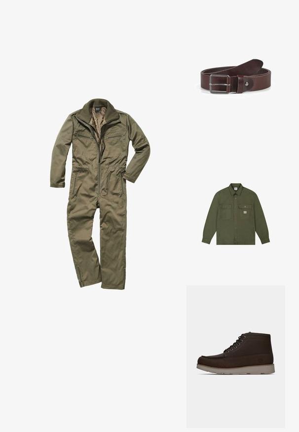 Lee WORKWEAR OVERSHIRT - Jeansjacke - oak moss; Olivgrüner Overall aus strapazierfähigem Material, mit Reißverschluss vorne, geripptem Kragen und mehreren mit Reißverschluss versehenen Taschen auf der Brust und an den Seiten.; Braune Wildleder-Stiefeletten mit glatter Textur, runder Spitze, metallischen Ösen und kontrastierender grauer Gummisohle, mit einem Logo auf der Rückseite.; Brauner Leder Gürtel mit glatter Textur, rechteckiger Metall Schnalle und Druckknopfverschluss. Verfügt über ein schlichtes, unaufdringliches Design.