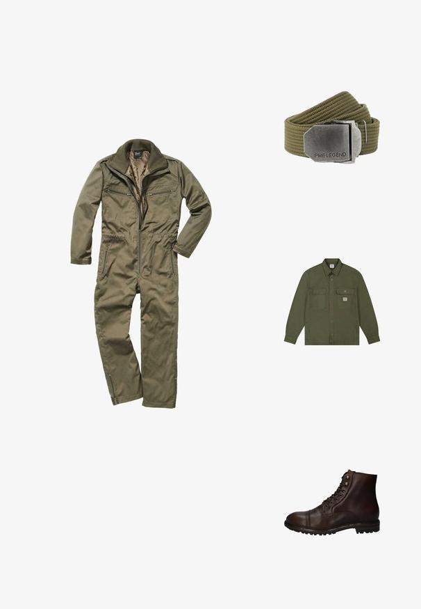 Lee WORKWEAR - Jeansjacke - oak moss; Olivgrüner Overall aus strapazierfähigem Material, mit Reißverschluss vorne, geripptem Kragen und mehreren mit Reißverschluss versehenen Taschen auf der Brust und an den Seiten.; Dunkelbraune Leder Schnürstiefelette mit robustem Gummisohlen und Metallösen, von der Außenseite betrachtet.; Olivgrüner gewebter Stoffgürtel mit einer großen rechteckigen gebürsteten Metallschnalle, auf der "PME LEGEND" eingraviert ist.
