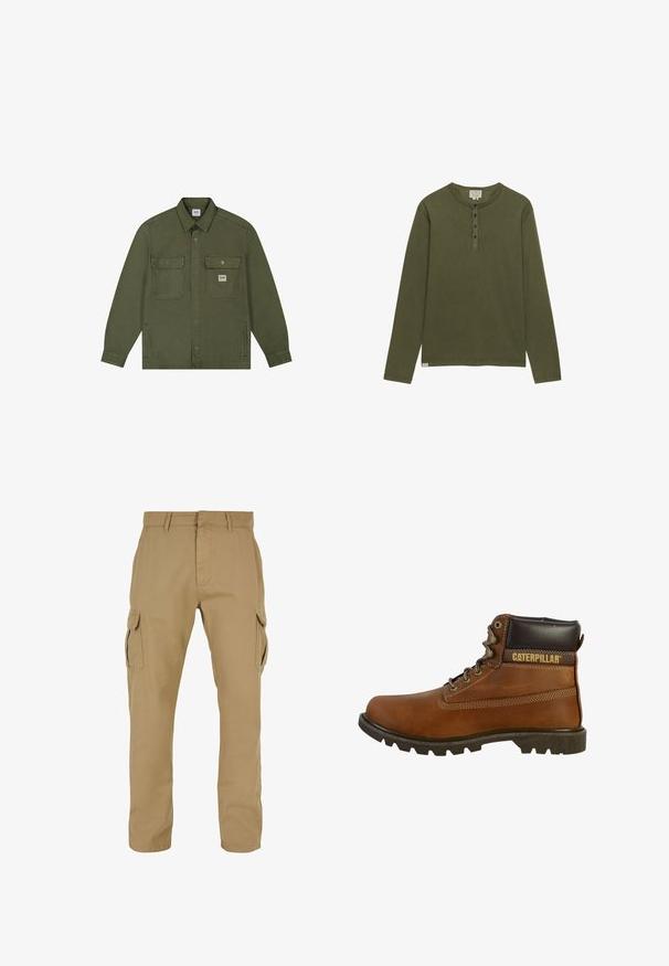 Lee WORKWEAR OVERSHIRT - Spijkerjas - oak moss; Olijfgroen henley-shirt met lange mouwen, vier zwarte knopen en een ronde hals, weergegeven op een witte achtergrond.; Beige cargobroek met twee zijzakken, rechte pijpdesign, gemaakt van duurzaam materiaal, met stikseldetails en riemlussen.; Bruine leren werkschoen met een hoge enkel, stevige zool, metalen oogjes en een donkerbruine gewatteerde kraag. Voorzien van "Caterpillar" branding.