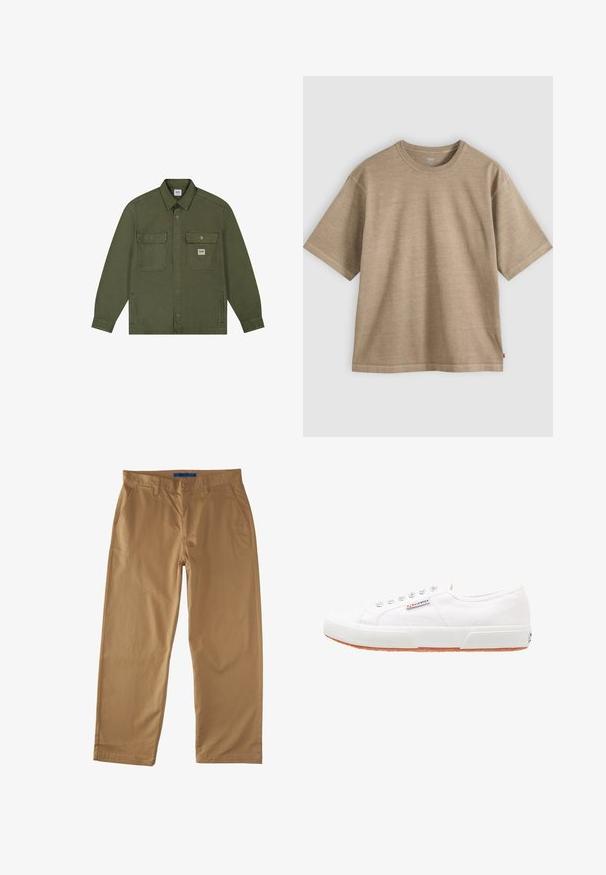 Lee WORKWEAR - Spijkerjas - oak moss; Beige katoenen T-shirt met korte mouwen, ronde hals en een losse pasvorm, getoond op een effen lichtgrijze achtergrond.; Beige katoenen chinos met een recht model, met twee frontzakken, een achterzak en een knoopsluiting. Glad textuur.; Witte canvas sneakers met een rubberen zool, vetersluiting en een klein logolabel aan de zijkant. Gewreven wit bovenwerk en een bruine zool.