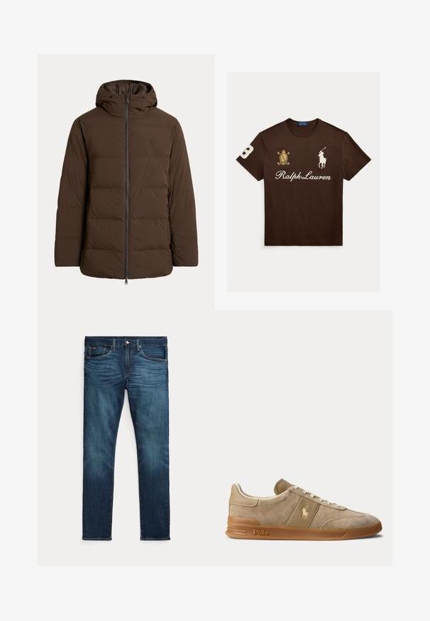 Braune gesteppte Winterjacke mit Kapuze, Frontreißverschluss, Seitentaschen und dezent gesticktem Logo auf der Brust.; Braunes Ralph Lauren T-Shirt mit weißem Polo-Spieler-Logo, Schriftzug „Ralph Lauren“, einem Wappenemblem auf der linken Brust und der Nummer 3 am rechten Ärmel.; Dunkelblaue Slim-Fit-Jeans mit vorderem Knopf und Reißverschluss, fünf Taschen sowie dezenter Verfärbung an den vorderen Oberschenkeln und Knien.; Beiger Wildleder- und Leder-Low-Top-Sneaker mit Gummisohle, weißen Schnürsenkeln und Polo-Logo an der Seite und an der Sohle.